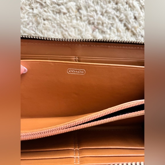 Coach leather accordion zip around wallet - Picture 2 of 4